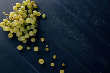 Ahşap arka plan üzerinde sulu Yeşil üzüm