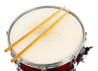 Kırmızı drum davul çubuklarla beyaz zemin üzerine izole kapatmak