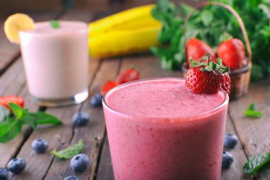 Sebze ve meyveler, ahşap zemin, üzerine taze soğuk yüzlü bardak yakın çekim