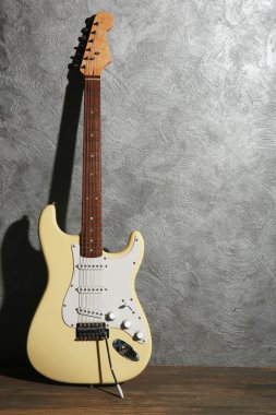 Gitar gri arka plan üzerinde