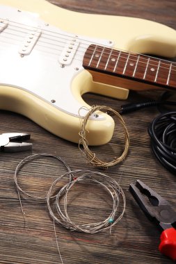 Elektro gitar ahşap arka plan üzerinde müzik aletleriyle