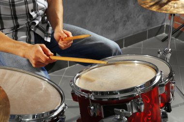 Musician playing drums clipart