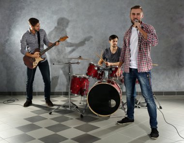 Müzik aletleri çalarken müzisyenler