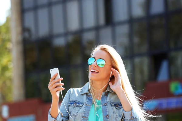 Woman listening music — Stock Photo, Image