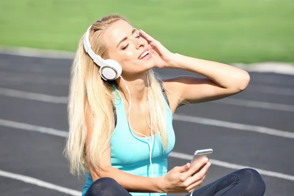 Mulher ouvindo música — Fotografia de Stock