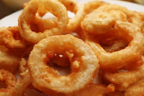 Anéis de batatas fritas com molho na chapa — Fotografia de Stock