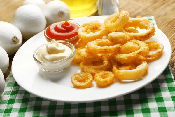 Pommes-Ringe mit Sauce und Zwiebeln — Stockfoto