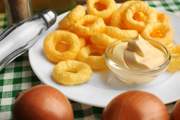 Pommes-Ringe mit Sauce und Zwiebeln — Stockfoto