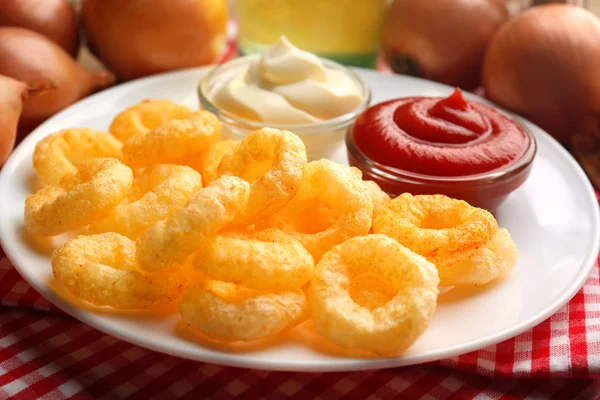 Chips rings with sauce and onion — Stock Photo, Image