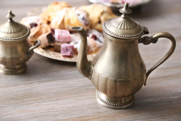 Antikes Teeservice mit türkischem Genuss und Backen auf dem Tisch in Großaufnahme — Stockfoto
