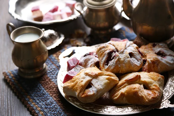 Antika te-set med Turkish delight och bakning på tabell närbild — Stockfoto