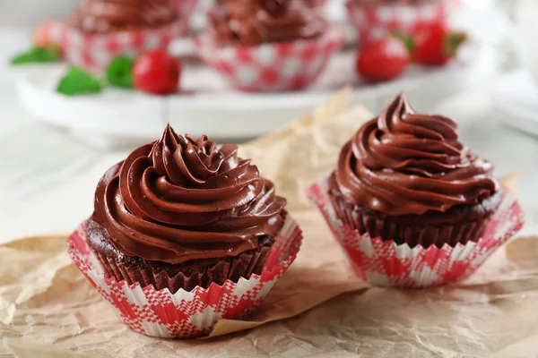 Chocolate cupcakes on craftpaper closeup — Stock Photo, Image