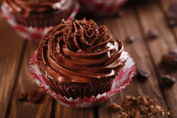 Cupcakes de chocolate sobre fondo de madera — Foto de Stock