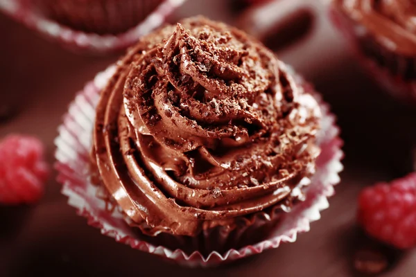 Schokolade Cupcake auf hölzernem Hintergrund Nahaufnahme — Stockfoto