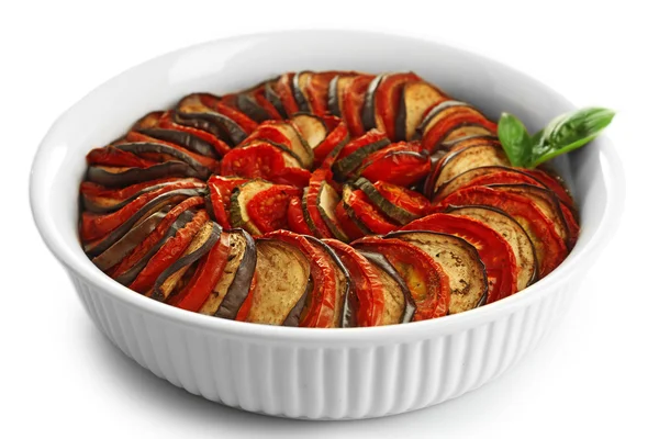 Ratatouille - plato tradicional francés provenzal cocido en horno, aislado sobre blanco — Foto de Stock