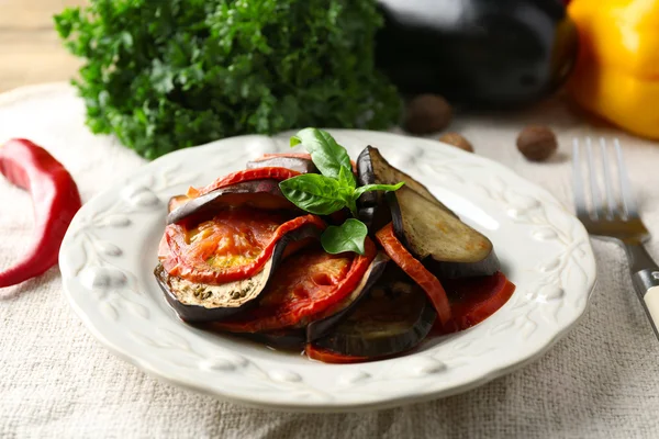 Ratatouille sobre plato, sobre fondo de mesa —  Fotos de Stock