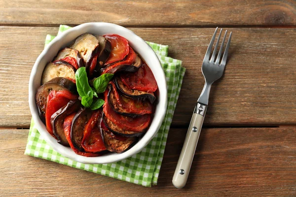 Ratatouille tálba, fából készült asztal háttér — Stock Fotó