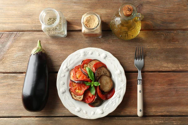 Ratatouille sobre plato, sobre fondo de mesa — Foto de Stock