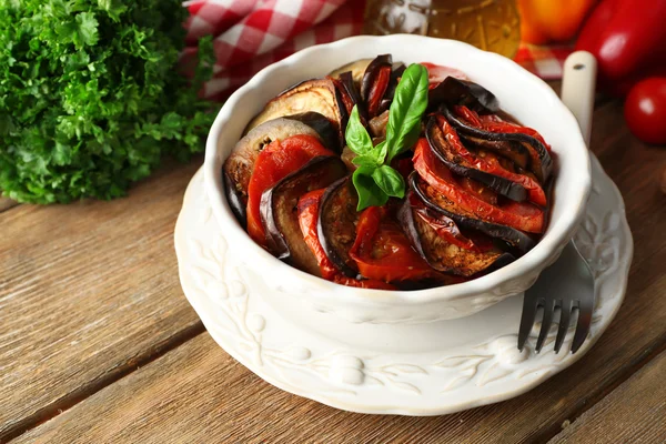 Ratatouille em tigela, sobre fundo de mesa de madeira — Fotografia de Stock