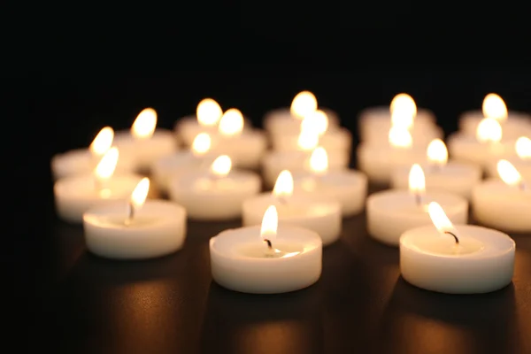 Kerzen in Reihe anzünden — Stockfoto