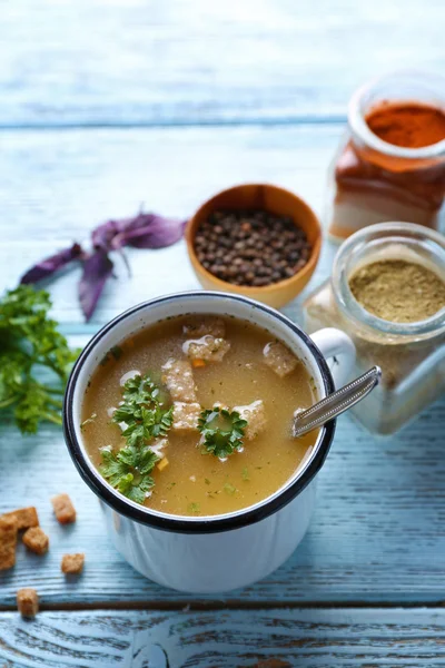 Mugg med soppa på blå trä bakgrund — Stockfoto