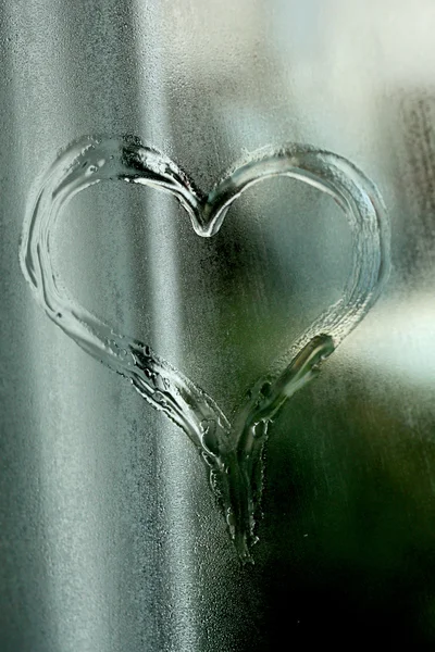 Corazón dibujado en ventana de cristal —  Fotos de Stock