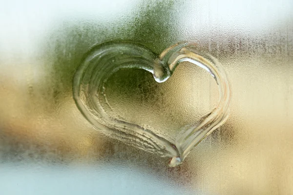 Corazón dibujado en ventana de cristal —  Fotos de Stock