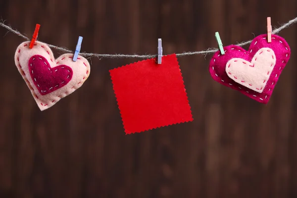 Røde hjerter og blanke ark på trebakgrunn – stockfoto