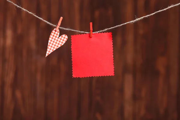 Rood hart en lege nota, over houten achtergrond — Stockfoto