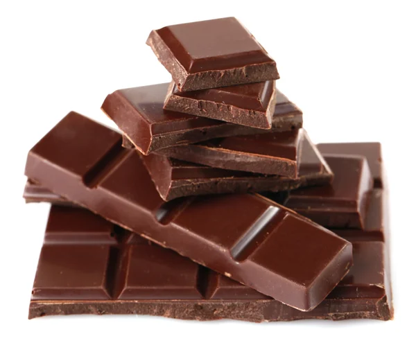 Schwarze Schokoladenstücke isoliert auf weißem Hintergrund — Stockfoto