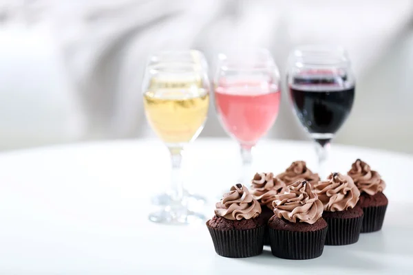 Verkostung von Wein und Schokolade Cupcakes, aus nächster Nähe — Stockfoto