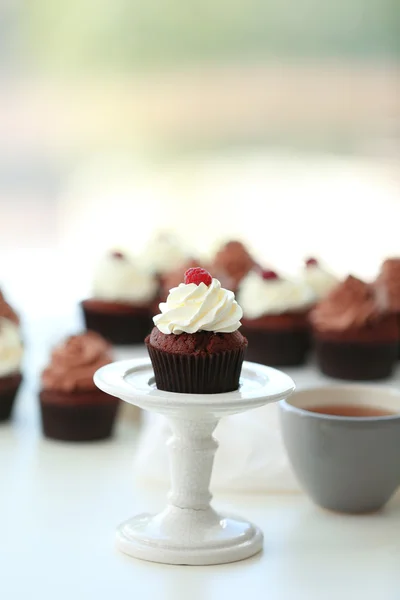 Schöne Schokolade Cupcakes und Tasse Tee, auf dem Tisch — Stockfoto