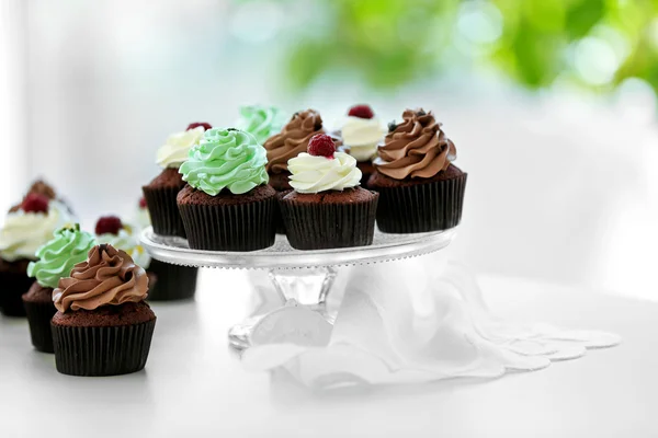 Красиві шоколадні кекси на столі, крупним планом — стокове фото