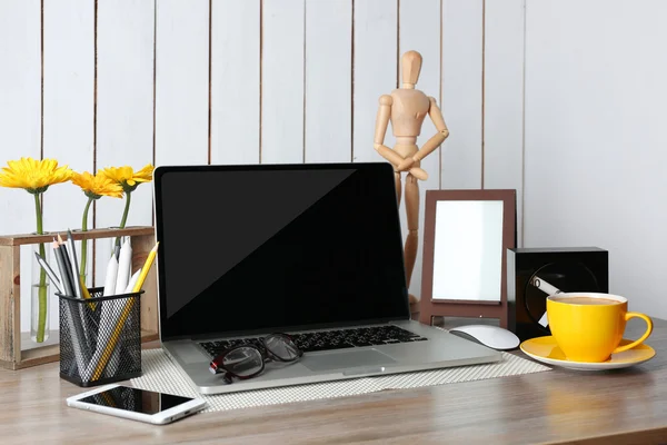 Posto di lavoro decorato con laptop — Foto Stock