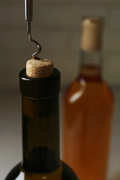 Otwarcia butelki wina na jasnym tle — Zdjęcie stockowe
