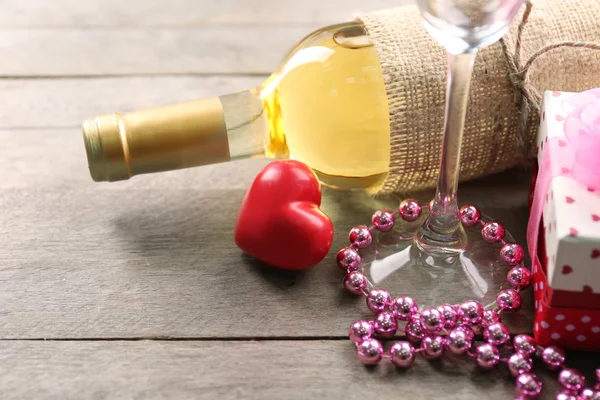 Bir şişe şarap, hediye kutusu ve diğer dekorasyon, ahşap arka plan üzerinde ayarlama — Stok fotoğraf