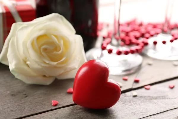 Setting of romantic decorations, on wooden background — Stock Photo, Image