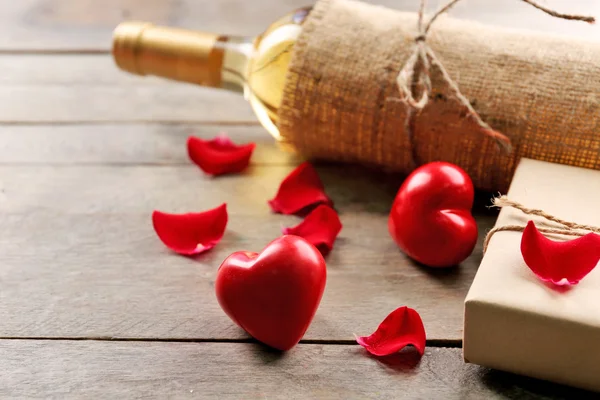 Cadre d'une bouteille de vin, un cadeau dans la boîte et d'autres décorations, sur fond de bois — Photo