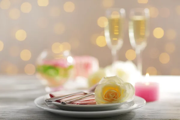 Glasses of wine and white roses, on blurred background — Stock Photo, Image