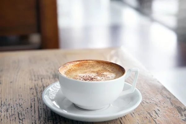 Kafede lezzetli kapuçino fincan — Stok fotoğraf