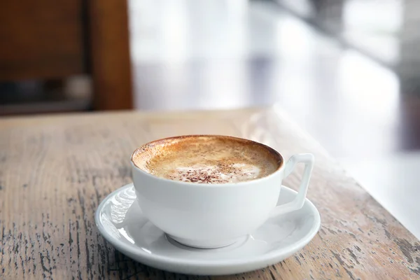 Tasse leckeren Cappuccino im Café — Stockfoto