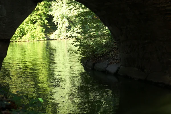 Flussi fluviali sotto ponte — Foto Stock