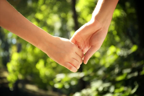 Paar hand in hand — Stockfoto