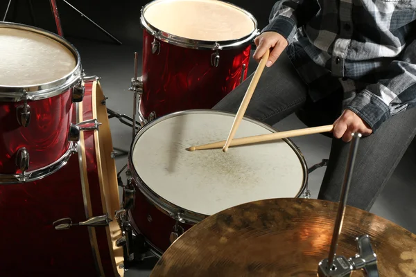 Schlagzeuger spielt Schlagzeug in Nahaufnahme — Stockfoto