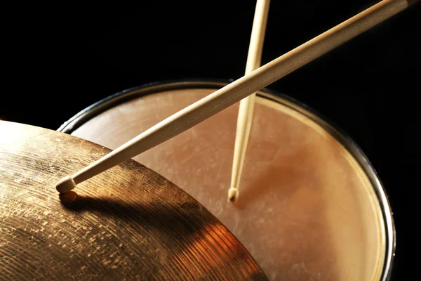 Drummer spelen van de drums-closeup — Stockfoto