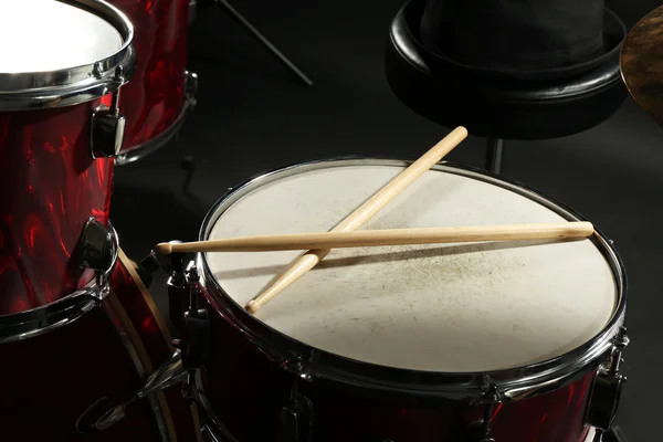 Schlagzeug auf einer Bühne — Stockfoto