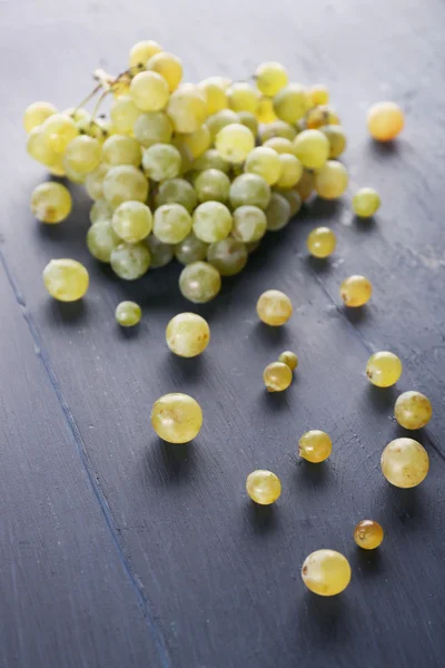 Uvas verdes jugosas, sobre fondo de madera —  Fotos de Stock