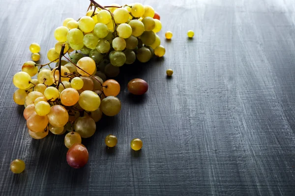 Juicy green grapes, on wooden background — Stock Photo, Image