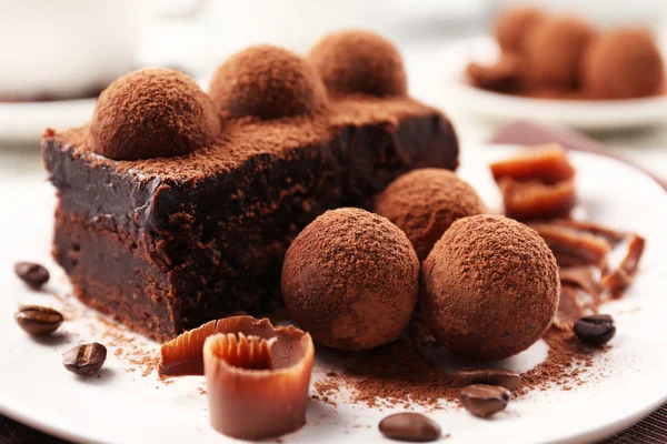 Segment van chocolate cake met een truffel op plaat close-up — Stockfoto
