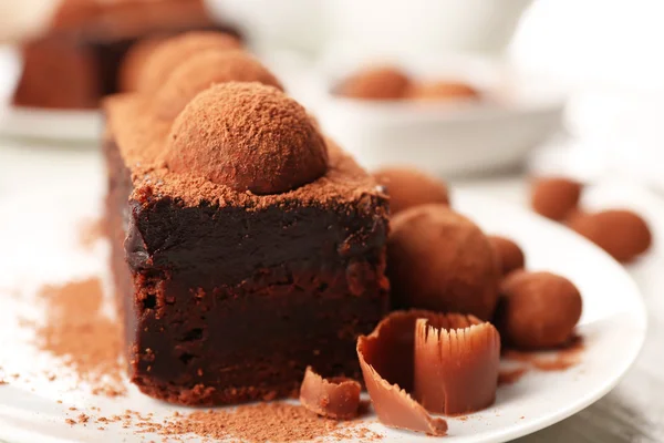 Scheiben Schokoladenkuchen mit Trüffel auf Teller Nahaufnahme — Stockfoto